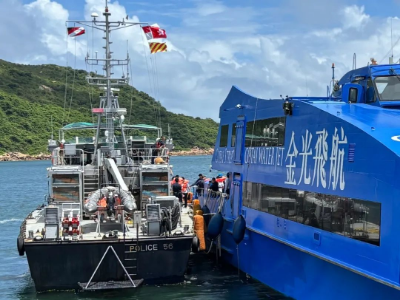 安全转移船上游客.jpg